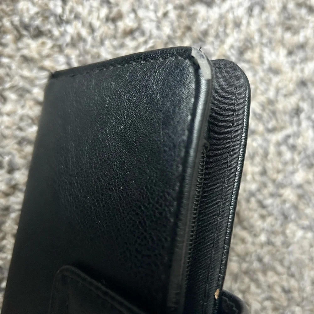 5/$25 Kenneth Cole Reaction Black Leather Wristlet/wallet